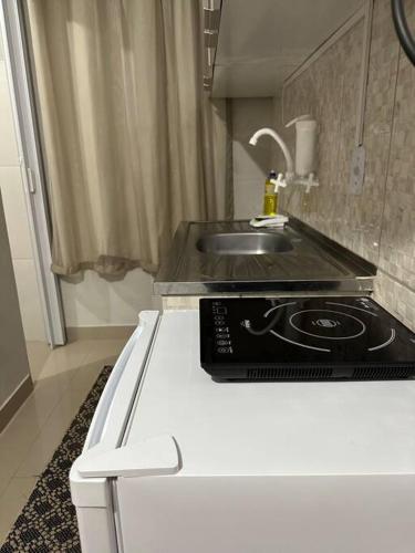 Kitnet 301 centro linda vista por sol com tv smart e ar