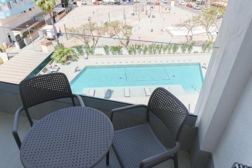 Double Room with Pool View image 2