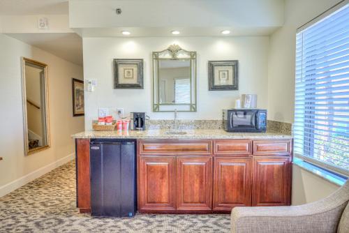 La Fiesta Ocean Inn & Suites - image 8