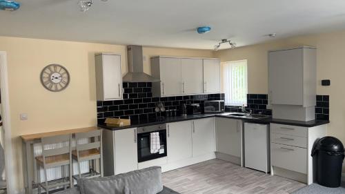 Brand new apartments with Open plan kitchens & Diner , FREE WIFI & NETFLIX included