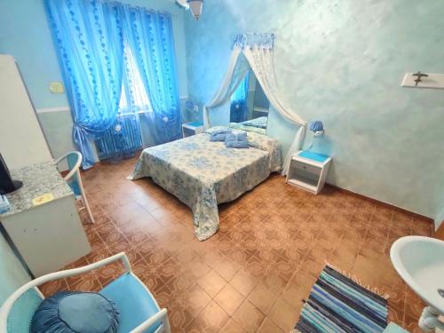 Double or Twin Room with External Bathroom image 4