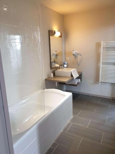 Brit Hotel Spa Le Connetable - image 9