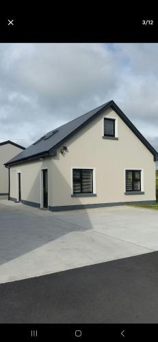 Two bedroom apartment Ennistymon Lahinch in Еністімон