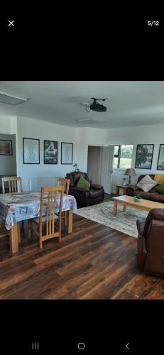 Two bedroom apartment Ennistymon Lahinch in Еністімон