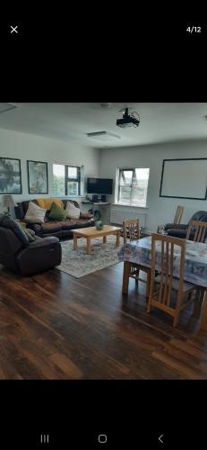 Two bedroom apartment Ennistymon Lahinch in Еністімон