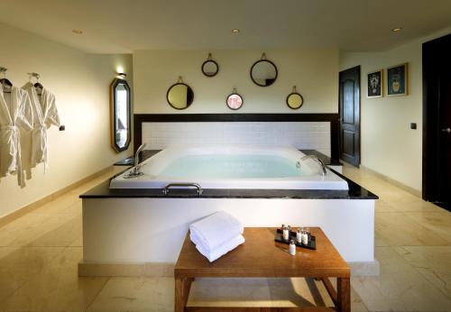 Bathroom, The Signature Level at Grand Palladium Lady Hamilton Resort & Spa - All Inclusive in Montego Bay