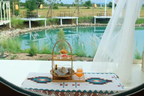 北碧 นานาก๋างโต้ง คาเฟ่&Glamping 4星级 酒店 泳池