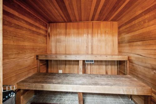 Seawind 1105 by Liquid Life near Pink Pony Pub