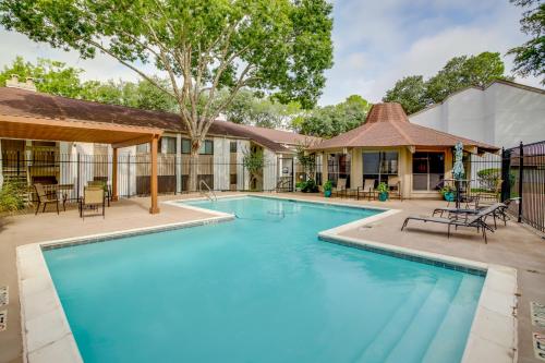 Chic Montgomery Condo with Balcony and Pool Access! in Montgomery, USA