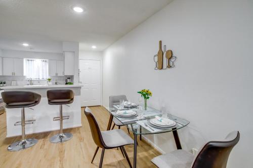 Chic Montgomery Condo with Balcony and Pool Access! in Montgomery, USA