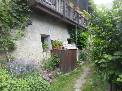 chambre d'hote calme au milieu d'un jardin au Freney d'oisans in Le Freney-d'Oisans