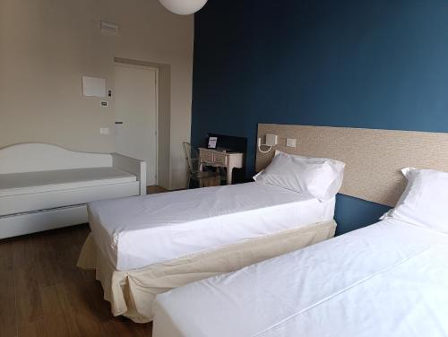1 queen bed, 1 sofa bed