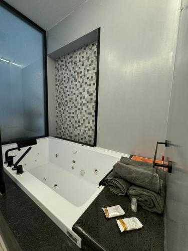 Dislocati BnB - Jacuzzi privata - Cucina - TV60" - Minimal Luxury in Marigliano