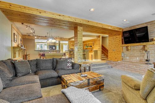 . Spacious Brian Head Mtn Getaway with Hot Tub!