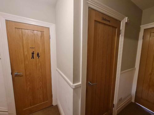 Bathroom, Tippys Guesthouse in Newquay City Center