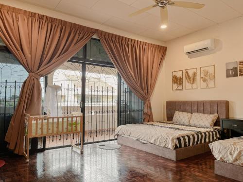 VillaMax Klebang Beach 25Pax 6Bedroom Indoor Pool Full AirConditioned near TOWN, Malacca