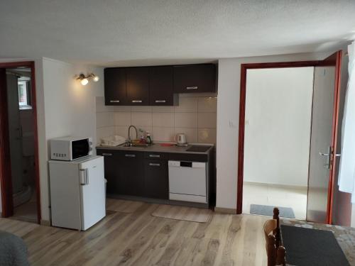 Konyha, Apartments Nevija in Valun