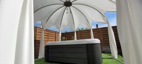 อ่างแช่น้ำร้อน, Paradiso Apartmanház (Paradiso Apartmanhaz) in คาสเตลิเคิร์ต