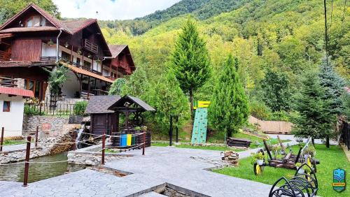 Kilátás, Hanul Vanatorului in Peștișani