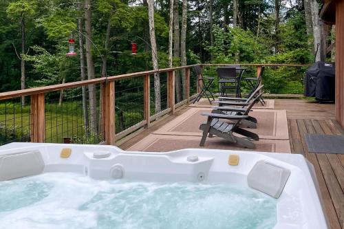 Newly Built Cabin with Hot Tub - 16 Mi to Stowe Mtn! in Morristown, USA
