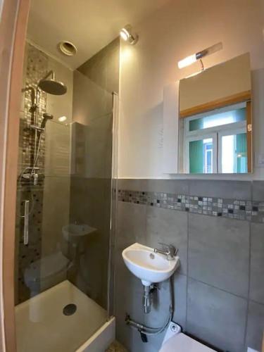 Shower, Studio cosy et fonctionnel en centre ville, clinique et tram a 5mn, sItuation ideale ! near Walima Resto