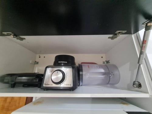 Kitnet 105 central com lavadora tv smart e ar condicionado