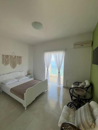 Andrew seaside apartment in 아노 카마리온