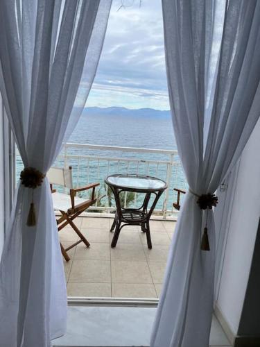 발코니/테라스, Andrew seaside apartment in 아노 카마리온
