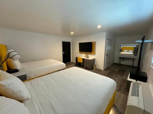 Double Queen Bed room in Hotel Rudra - Hollywood