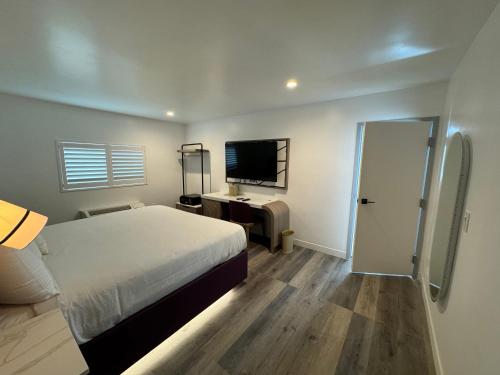 Standard King Room image 2