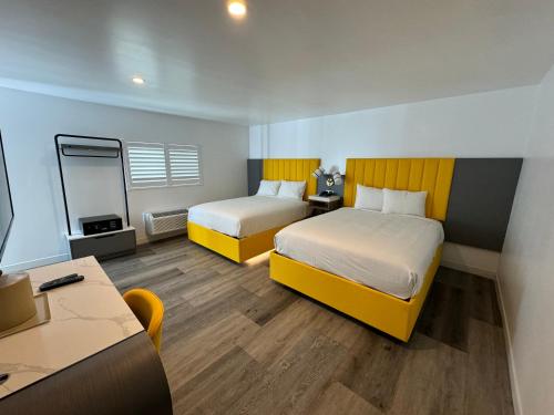 Double Queen Bed image 3