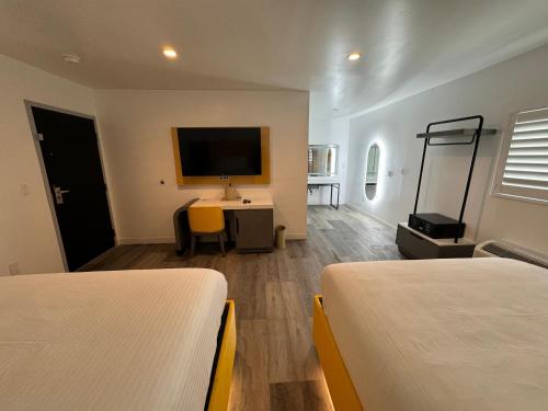 Double Queen Bed image 5