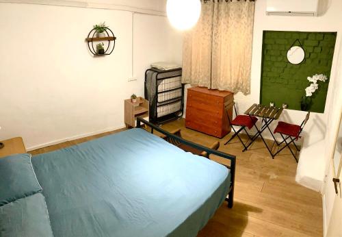 1 queen bed, 2 twin beds