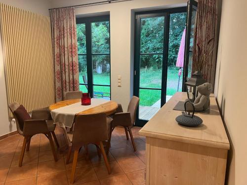 Ruhige Ferienwohnung mit großem Garten und Terrasse in Krakow am See