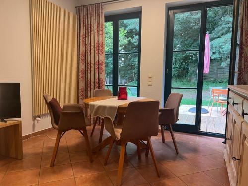 Ruhige Ferienwohnung mit großem Garten und Terrasse in Krakow am See