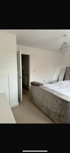 Private Double Room In Three Bedroom Townhouse Shared with Live In Host chambre d'hôte The Pear Tree