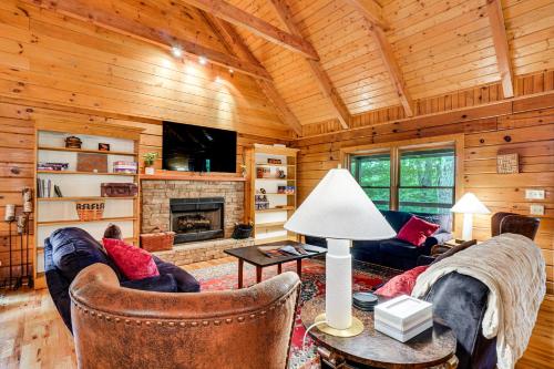 Scenic Getaway Smoky Mountain Cabin, 4 Mi to Park in Townsend, USA