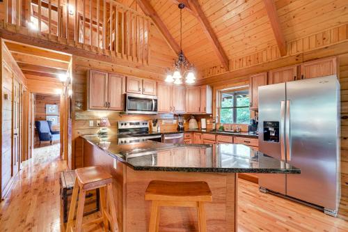 Scenic Getaway Smoky Mountain Cabin, 4 Mi to Park in Townsend, USA