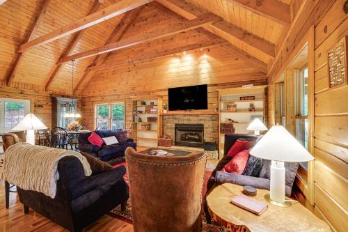 Scenic Getaway Smoky Mountain Cabin, 4 Mi to Park in Townsend, USA