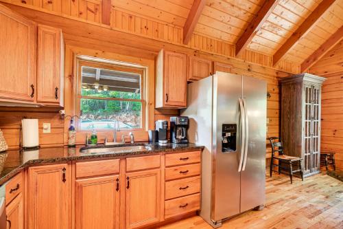 Scenic Getaway Smoky Mountain Cabin, 4 Mi to Park in Townsend, USA