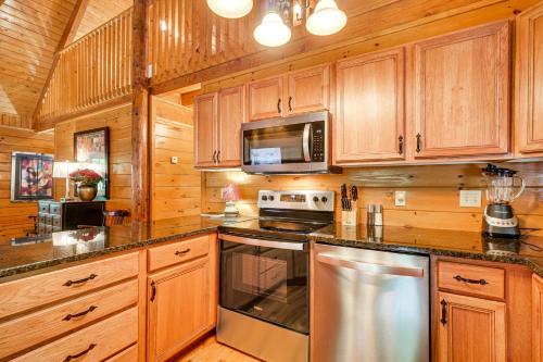 Scenic Getaway Smoky Mountain Cabin, 4 Mi to Park in Townsend, USA