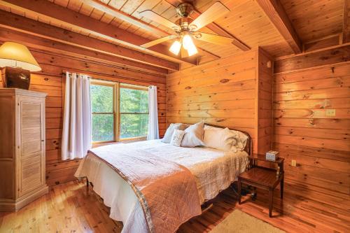 Scenic Getaway Smoky Mountain Cabin, 4 Mi to Park in Townsend, USA