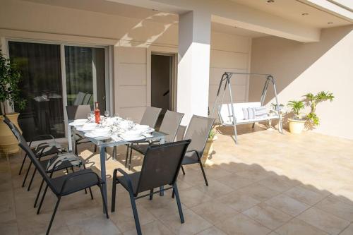 Relaxing house with mountain view near the sea