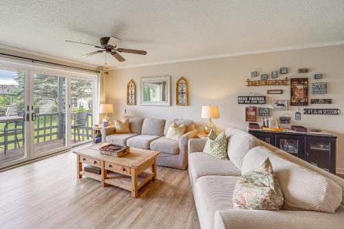 Banner Elk Mountain-View Condo 3 Mi to Skiing! in Banner Elk, USA