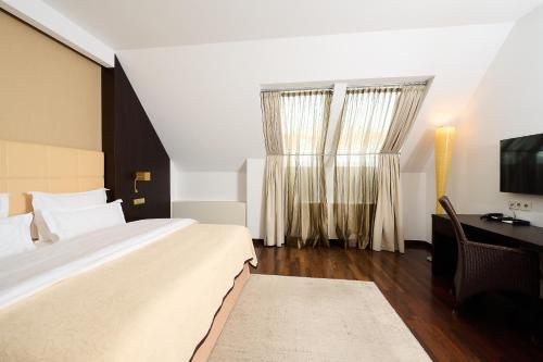 Executive Suite image 10