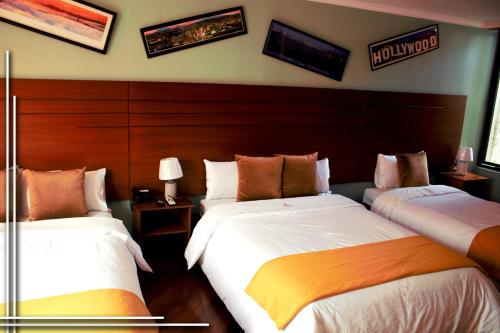 3 queen beds