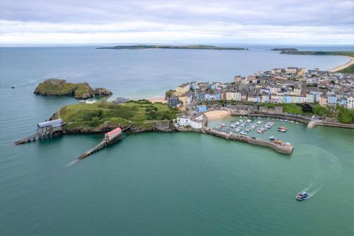 The Pennines - Close to town beach and shops - image 3