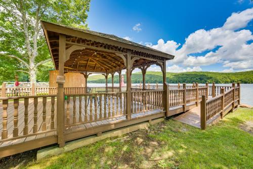 Walk to Alpine Lake Terra Alta Cabin with Deck in Terra Alta