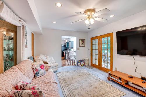 Spacious Old Bridge Home about 10 Mi to Jersey Shore! in East Brunswick, USA