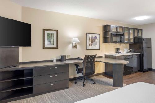 Queen Room with Roll-In Shower - Disability Access/Non-Smoking